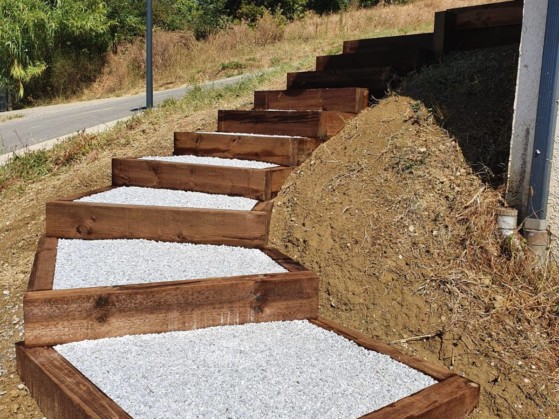 réalisation d'un escalier en bois et en pierre dans un jardin